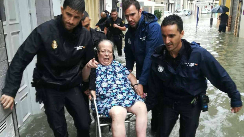alenipa's tweet photo. He escuchado decir a nuestro presidente que se veía a las FAS y a las fuerzas de seguridad como un gasto superfluo. Sólo pongo unas pocas imágenes como ejemplos. No voy a hablar de quienes ya no están entre nosotros por haber cumplido lo que prometieron. Juzgad vosotros. https://t.co/QFX46LO2S2