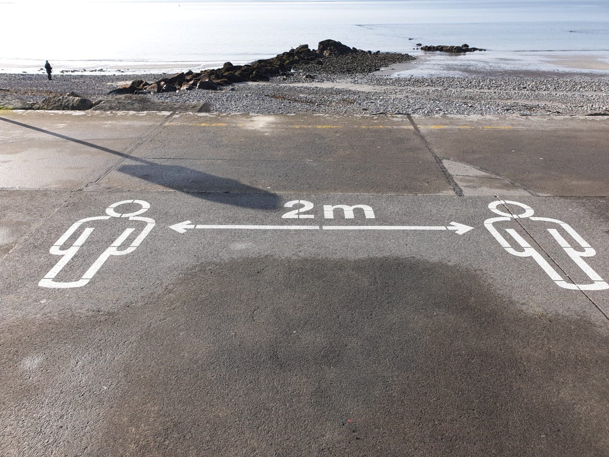 GalwayCityCo's tweet image. As forecast, it's a lovely day in Galway. Please practice #SocialDistancing if you're out &amp;amp; about.
Not sure what 2 metres looks like? @GalwayCityCo, with help from Colas, has put these stencils on Salthil Prom. But remember, if it's too crowded wherever you go, go somewhere else!
