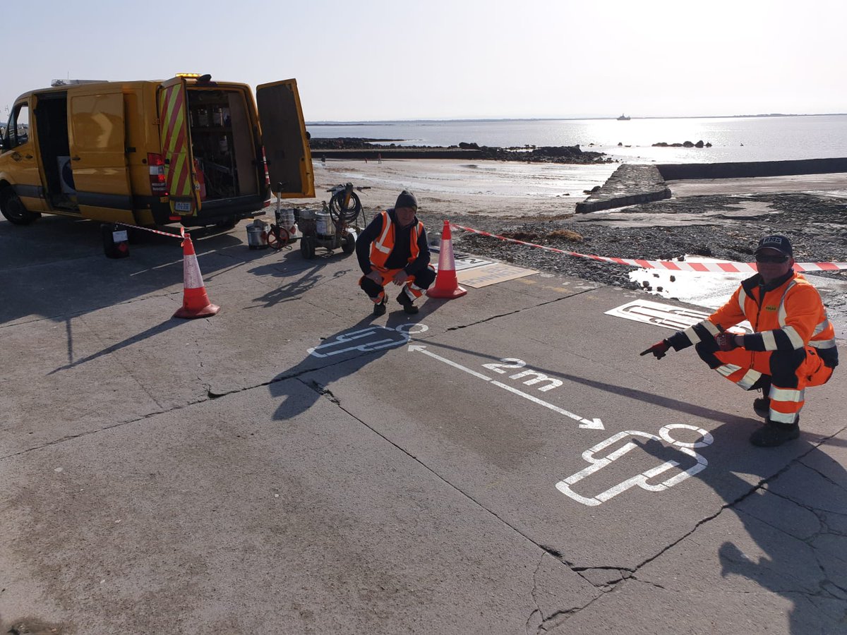 GalwayCityCo's tweet image. As forecast, it's a lovely day in Galway. Please practice #SocialDistancing if you're out &amp;amp; about.
Not sure what 2 metres looks like? @GalwayCityCo, with help from Colas, has put these stencils on Salthil Prom. But remember, if it's too crowded wherever you go, go somewhere else!