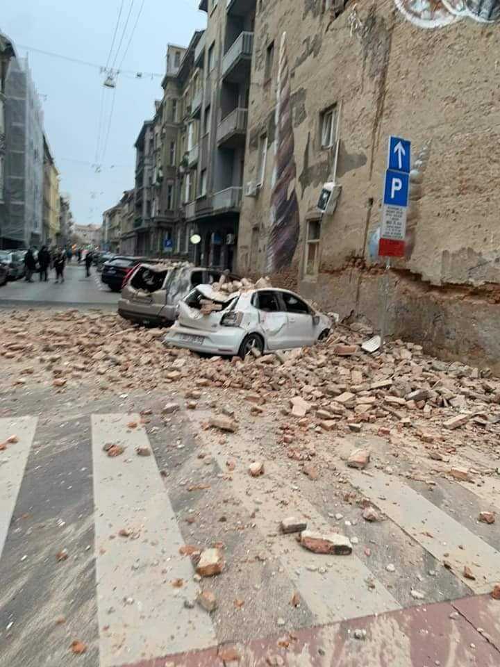 InfosFrancaises's tweet photo. 🇭🇷 CROATIE : Tremblement de terre de magnitude 5,3. Importants dégâts et scènes de panique dans la capitale Zagreb. Un garçon de 15 ans est mort. Des personnes ont été ensevelies sous les décombres. (N1 television) https://t.co/L9RYbFy30k