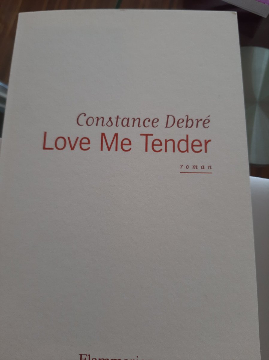 carolinemecary's tweet photo. #Viedavocate Confinée avec "Love me tender" de #ConstanceDebre....Y'a pire. https://t.co/nkZHnjDQ7d