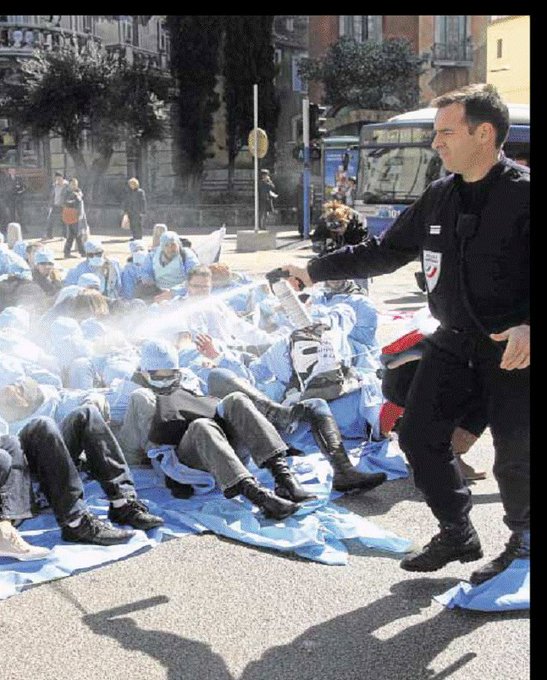 ccastanette's tweet photo. Le Président @EmmanuelMacron et tout le gouvernement remercie les #soignants. Pour Ceux qui ne savent pas ce qu'est un soignant, c'est ceux qui se sont fait gazer quand ils demandaient plus de moyens pour l'#hopital https://t.co/FN6Nt55Iya