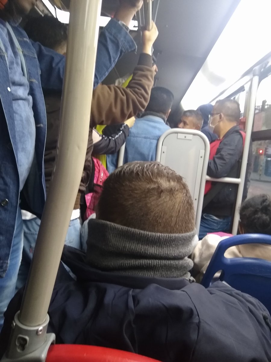 liva18's tweet photo. @CaracolRadio @CaracolTV @ClaudiaLopez @Bogota @TransMilenio Transmilenio no coopera con la situación... https://t.co/gfVObQFc83