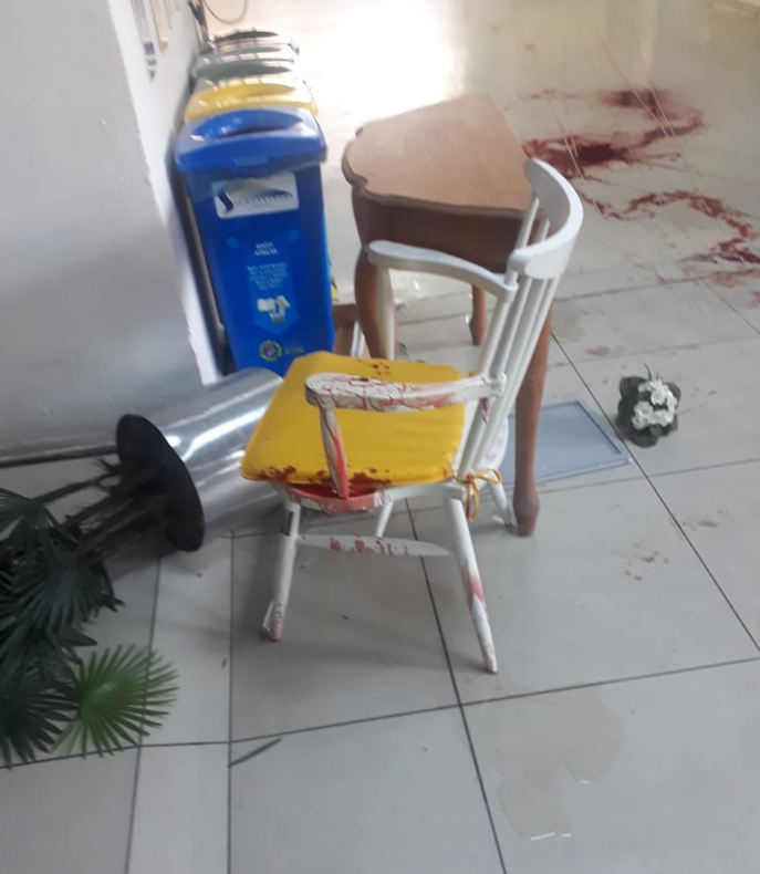 En tehlikeli #COVIDIOT türü bu!!!!

İstanbul Maltepe Süreyyapaşa Göğüs hastalıkları hastanesinde karantinada olan annesini görmek isteyen Murat D. isimli yaratık, Karantina uygulanan kata çıkmasına engel olan 2 güvenlik görevlisini bıçaklamış...
#evdekaliyorum
#SokağaÇıkmaTürkiye