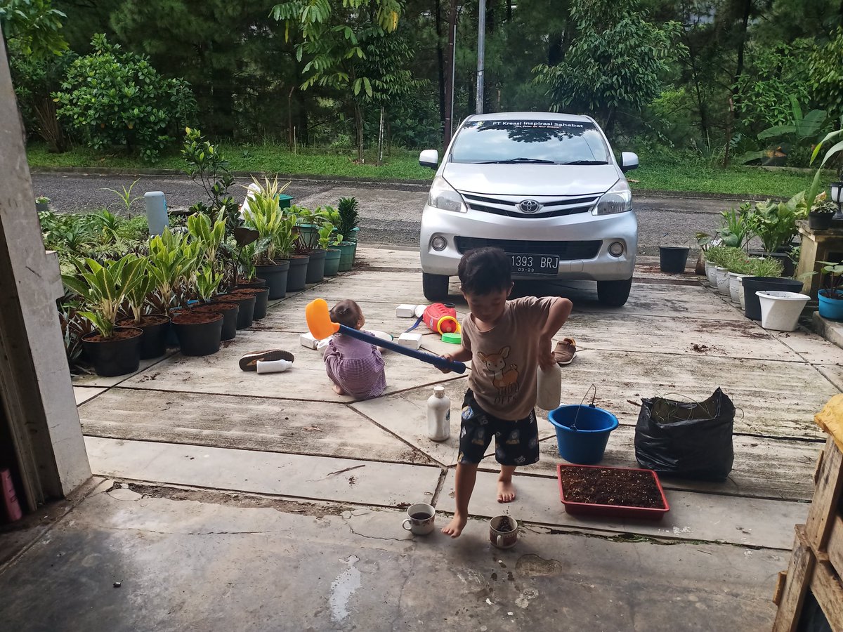 Syawaludin3687's tweet photo. Seharian ngebon dirumah,, kita habiskan waktu bercocok tanam sendiri,, biar punya makanan sehat,,
#berkebun #sayurmayur #efekcorona https://t.co/6gwWed3bDV