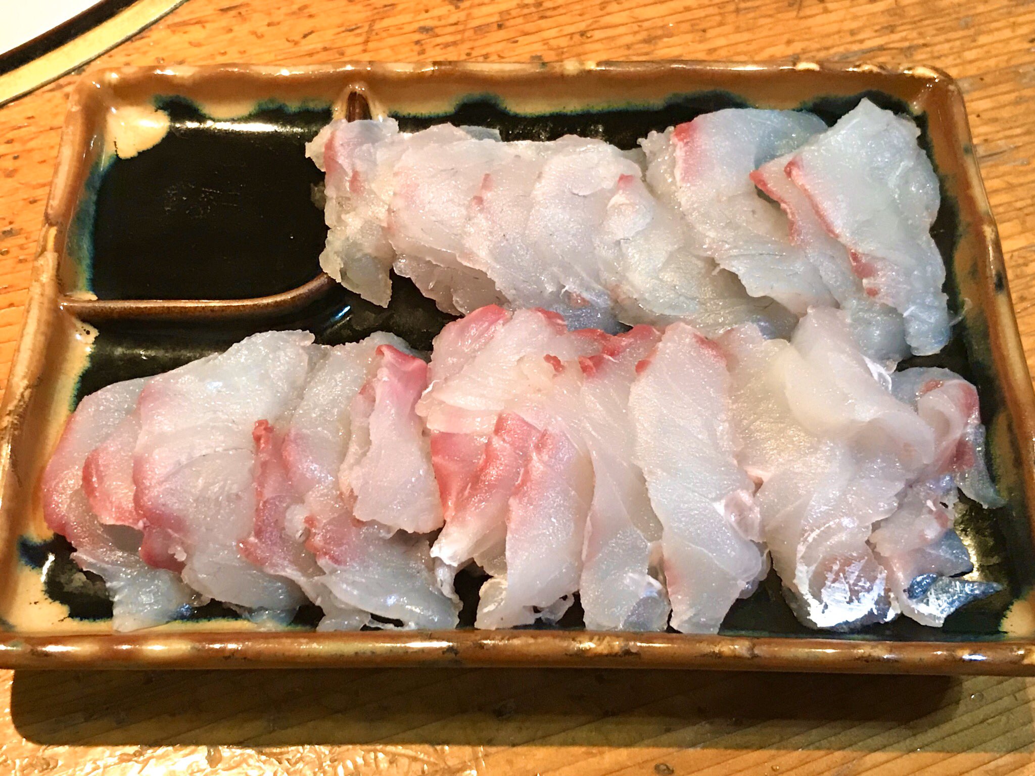 Chizuru 昨日は魚介大好きな甥っ子がチヌ買ってきたから 捌いてお刺身と味噌汁を作ってあげた ざっとだから見た目は綺麗じゃないけど 味は美味しかった 出刃包丁研がないと切れなさすぎた チヌ クロダイ 黒鯛 お刺身 味噌汁 三枚おろし 料理