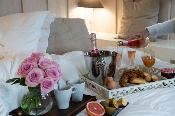 Looking for something special to sip over video chat with your mother? You can't go wrong with a fresh, complex bottle of Crémant de Bordeaux Rosé rich with flavours of shortbread, red cherry and strawberry. Send her a bottle too- bit.ly/2UyoqDg #mothersday2020