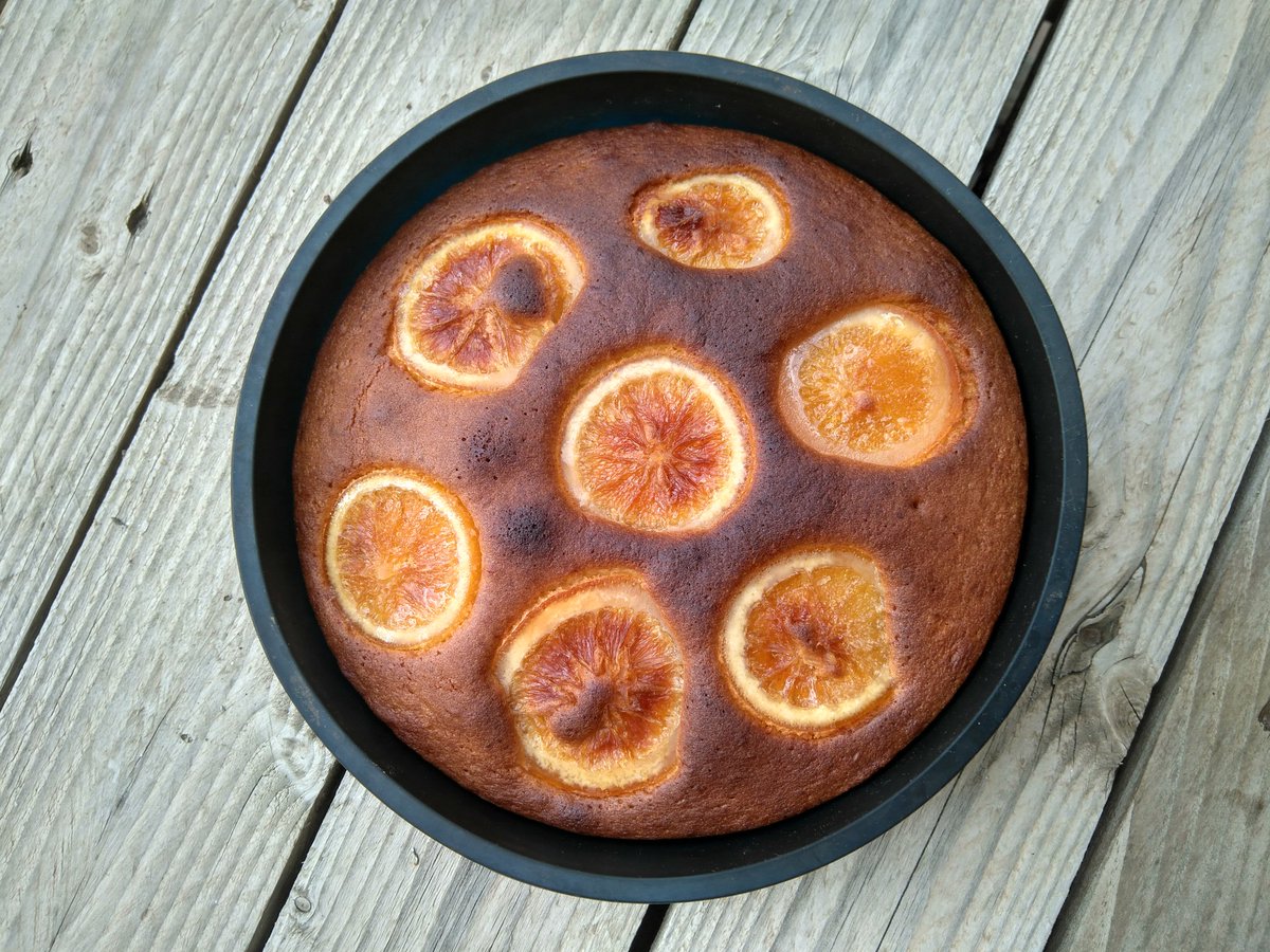 JosepMLanau's tweet photo. @cuinacat @jocdeforns #jocuinoacasa avui pastís de taronja. De fet eren madalenes, xo m'he trobat sense motllos, i he improvisat... https://t.co/JFR0dAUI3k