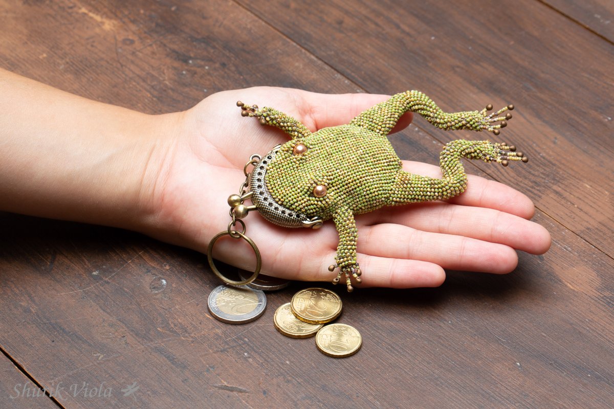 #grenouille #frog #madeinfrance #artisan #crafturday #Miyuki #seedbeads #purse #handcraftedtreasures #handmade #craft #etsy #handmadehour #etsyhunter #etsyhandmade #portemonnaie #giftidea #coins #pipa #crochet #accessory #cute #cutecraft #handcrafted #beadcrochet #monnaie