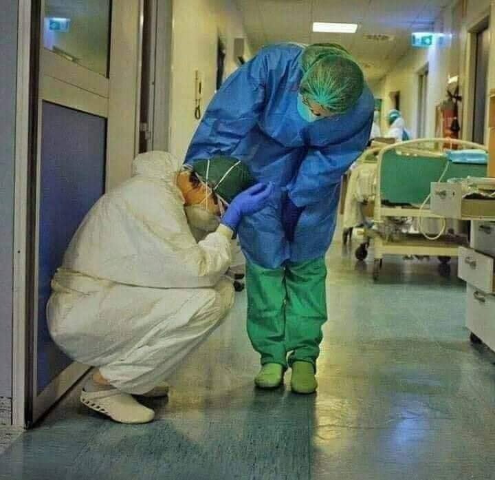 Etre médecin, c'est le plus beau des métiers , un métier où on sauve des vies et où on soulage les souffrances et parfois on pouvait rien pour certains patients et c'est dela ou le sentiment humain vient remplir nos coeurs courage à nos frères et sœurs médecins #RESTEZCHEZVOUS