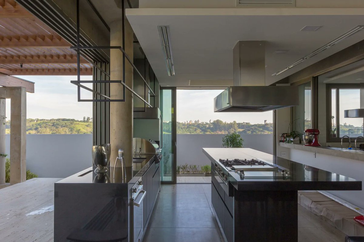 PropertiesbyJ's tweet image. The #archtiecture of this home fuses together indoor and #outdoorliving.  cpix.me/a/94117413