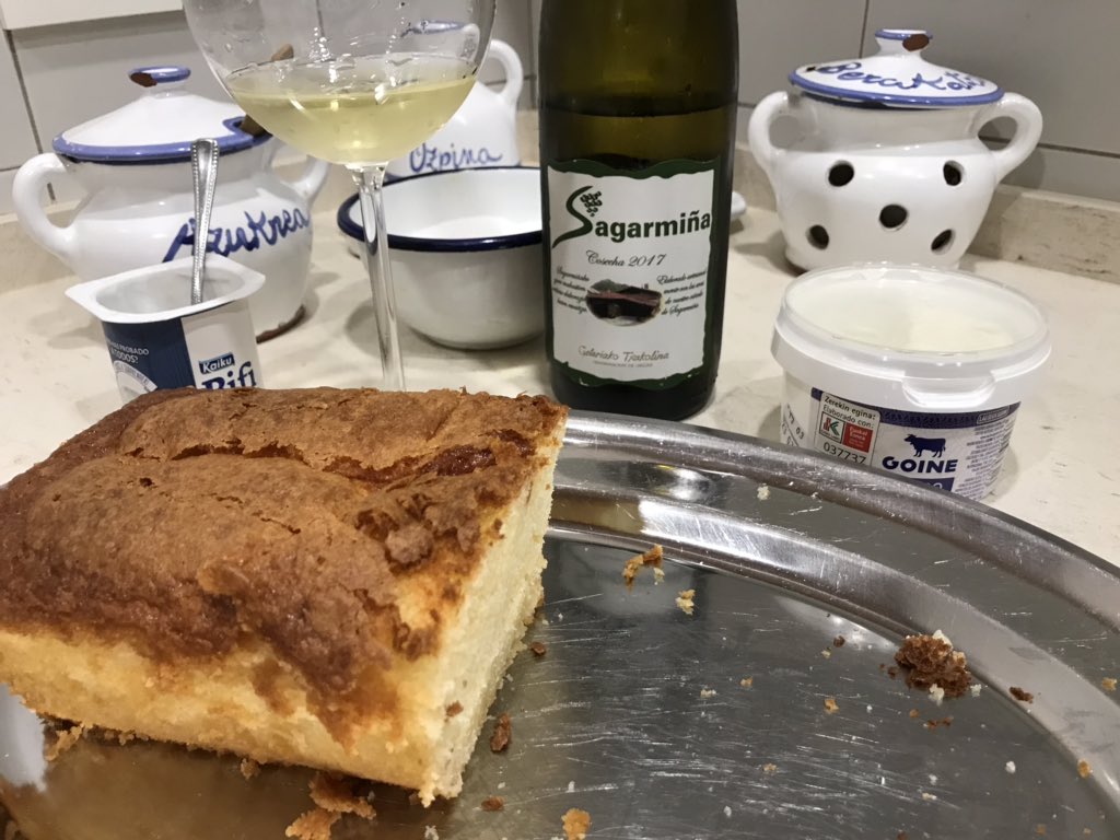 xabieriraola's tweet photo. Itxialdia 10 kg gehiagorekin amaituko dugu. Gaur postrea @KaikuKm0  yogurra, bizkotxoa,  GOINEko gazta freskua eta #Mutrikuko Sagarmiña Txakolina, nola ez, Getariako Txakolina D.O. https://t.co/5rzMHYSO5Z