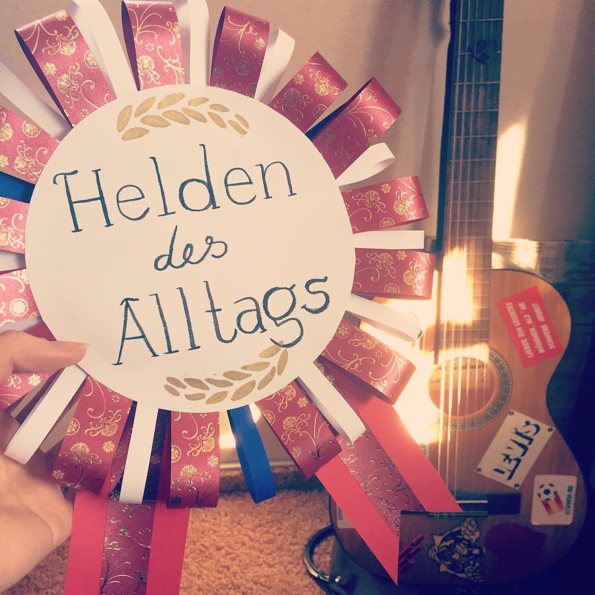 FrDahling's tweet photo. Für die #Alltagshelden und #Alltagsheldinnen. Morgen überreichen wir es den Kassierern beim Einkaufen 😍
#Einfachmaldankesagen

#twlz #coronakrise #heldendesalltags #krisealschance https://t.co/QqzmokfmFC