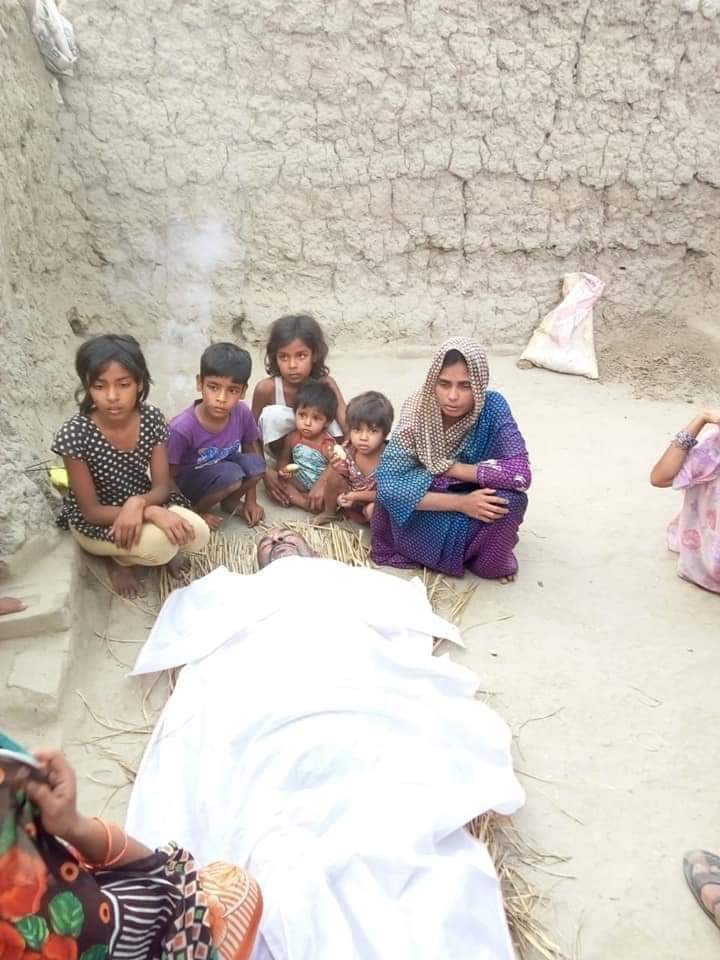 Azadbih's tweet photo. हाँ मै सवर्ण हूँ और हमारे समाज मे भी गरीबी है।😭😭
पीड़ित परिवार की हालत देखकर उनके भविष्य के लिए चिन्तित हूँ।
घर की हालात देखे,घर के मुखिया जन्मजय जी का देहांत हो गया है सरकार तो ध्यान देगी नहीं।
#BBEF इस परिवार के बच्चों की पढ़ाई का सारा खर्च का निर्वहन करेगी👏👏 https://t.co/LPcak2XrYI
