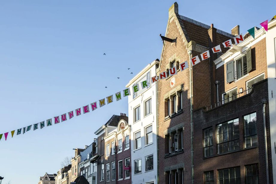 Slinger over de Oudegracht Utrecht: ‘Hierna kunnen we weer knuffelen’ duic.nl/algemeen/sling… via <a href="/duicnl/">DUIC</a>
