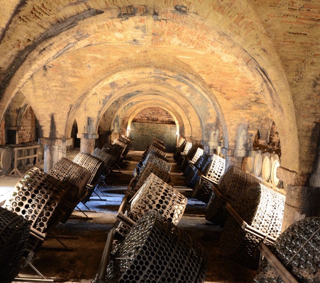 ArmagnacNews's tweet photo. L’#armagnac solidaire ! Le #clubdesmarques vient de donner de l’alcool à 96% qu’il détenait pour la fabrication du Manzanac (#Monluc) à plusieurs pharmacies du #Gers pour élaborer du gel #hydroalcoolique. #landes #occitanie #NouvelleAquitaine #spirit  #sogers #bnia #COVIDー19 https://t.co/3F2kRwjuiu