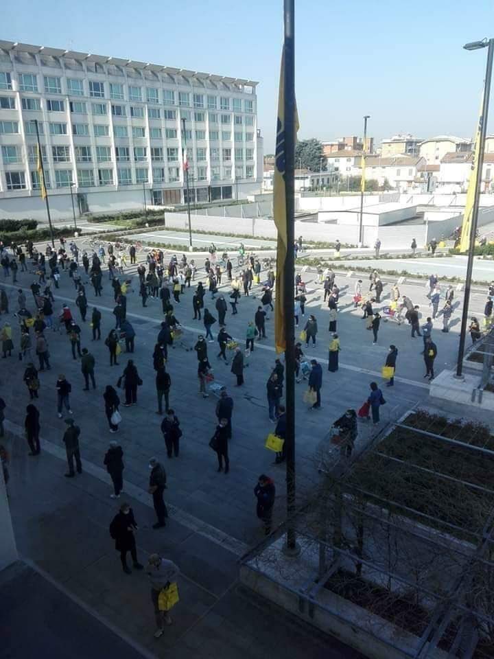 THIS is how they are making customers line up in Italian supermarkets. We MUST do the same here immediately - or people will infect each other, and some will die. cc <a href="/Tesco/">Tesco</a> <a href="/sainsburys/">Sainsbury's</a> <a href="/waitrose/">Waitrose & Partners</a> <a href="/asda/">Asda</a>