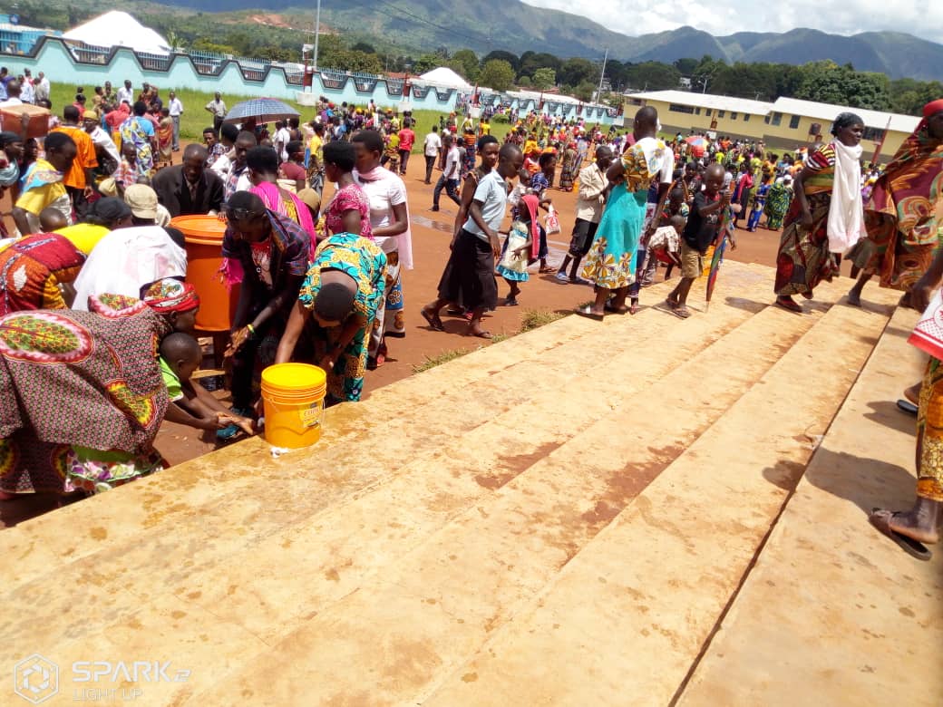  Ce 22/03/2020, interdiction de se donner la main en signe de paix ou de communier sur la langue dans différentes paroisses de la province Makamba (sud du  #Burundi) pour éviter toute propagation du  #COVIDー19. Le lavage des mains est obligatoire à l'entrée de chaque église