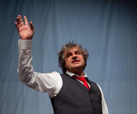 zuidelijktoneel's tweet photo. Als jullie niet naar Frank kunnen, dan komt Frank wel naar jullie toe 💪! Vanavond om streamen we Marx, met Frank Lammers als Karl, live via de Facebookpagina van Het Zuidelijk Toneel &amp; @omroeptilburg! https://t.co/ogeuSjFeWH https://t.co/Qug2fr24HR