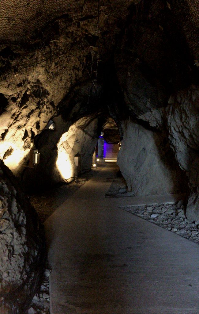 マリングレイ 清き水の洞くつ 島南東の崖側には岩屋と呼ばれる 波に浸食されてできた洞くつがある 神社の発祥となったらしいけど 龍の伝説もあって最奥で龍と対峙することになる