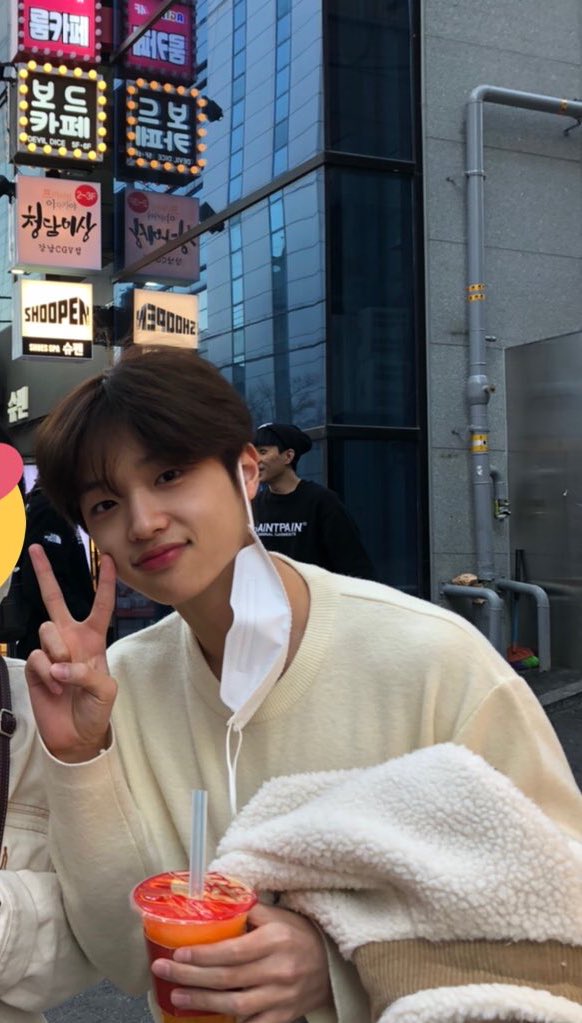 yTettcfh1jA7qi2's tweet photo. 아까 강남에서 동표 만나고 사진 찍은 거 풀어드려요ㅠㅠ 사람 몰릴까봐 아까 안올리고 집 오는 길이라 지금 올립니다. 저도 너무 얼떨결에 봐서 손이 덜덜 떨렸는데 너무 팬이라고 응원한다고 말하고 공방증 보여줬어요 동표 정말 너무 착해요 #손동표 #엑스원 https://t.co/Or5FWbOSfP