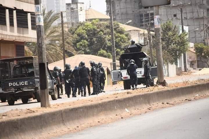 Sanoussy_direct's tweet photo. L'image de la capitale Conakry en ce #22Mars2020 jour des élections controversées. Le peuple est opprimés et contraint par la force à être complice de l'assassinat programmé de sa jeune démocratie. #kibaro @UN @amnesty @EmmanuelMacron @ecowas_cedeao https://t.co/OKjmOzm76G