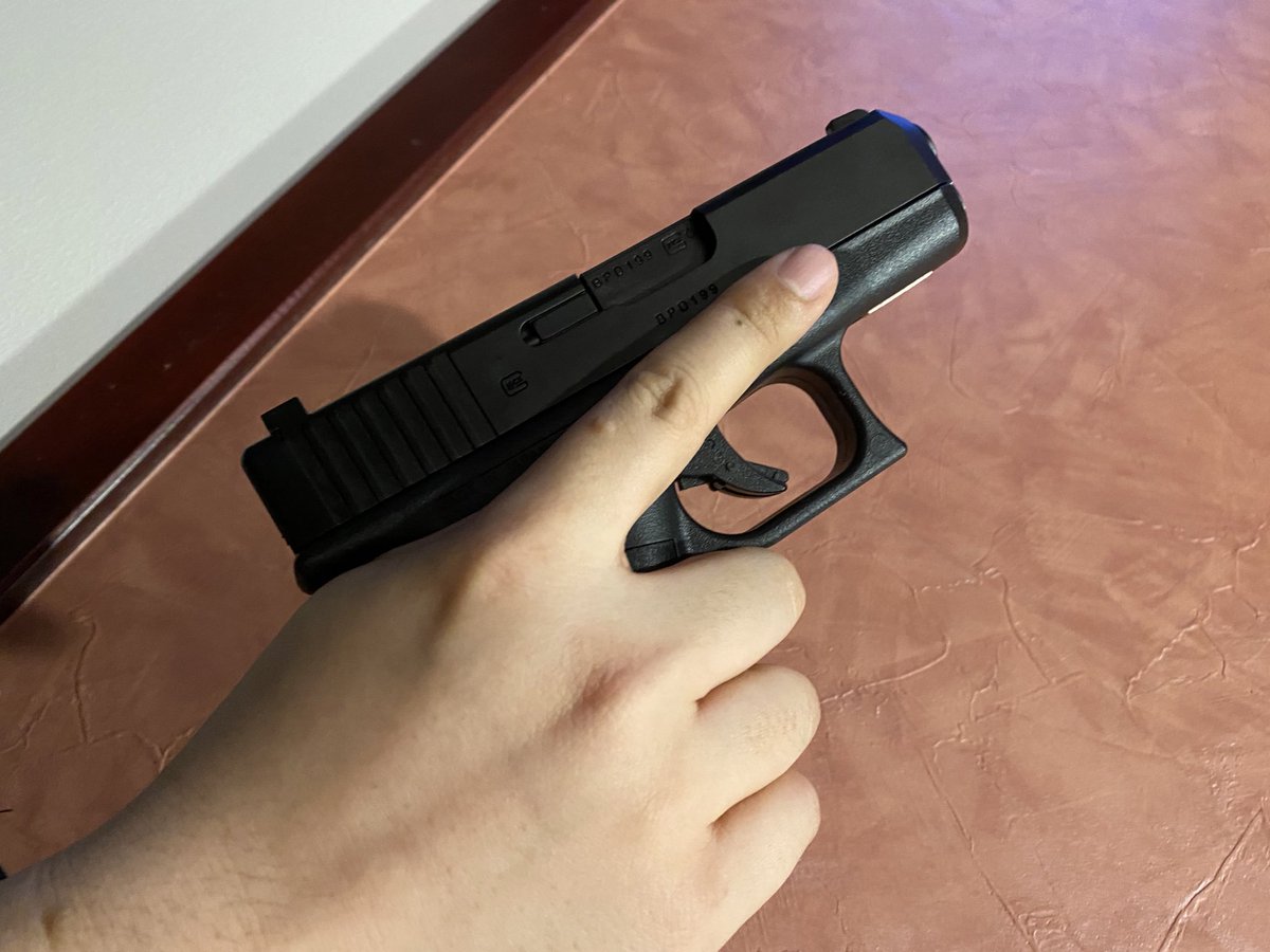 一ノ瀬史弥 昨日とうとうガスブローバックのハンドガンを買った なんかのアニメキャラが使ってるやつにしようと思って鋼の錬金術師のリザ ホークアイが使ってるガバメントと悩んだけど試射してみてこっちのが手にしっくり来たからグロック26にした これは