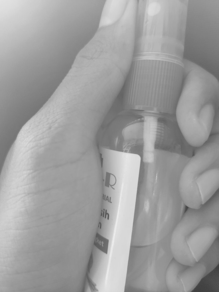 thcinhere's tweet image. Lekas kembali dengan kondisi dan rasa yang sama.
Hitam putih lekaslah berwarna.
Perintah sudah seharusnya terlaksana.