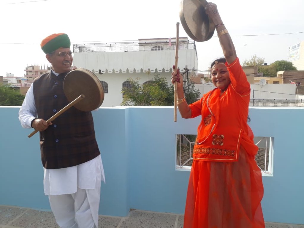 arjunrammeghwal's tweet photo. #Covid19 के खिलाफ काम करने वाले एवं जनता कर्फ़्यू को सफल बनाने वाले सभी लोगों  #CoronaWarriors का आज बीकानेर निवास पर थाली बजा के आभार व्यक्त किया।
#IndiaFightsCorona https://t.co/RYlWVrFNSB
