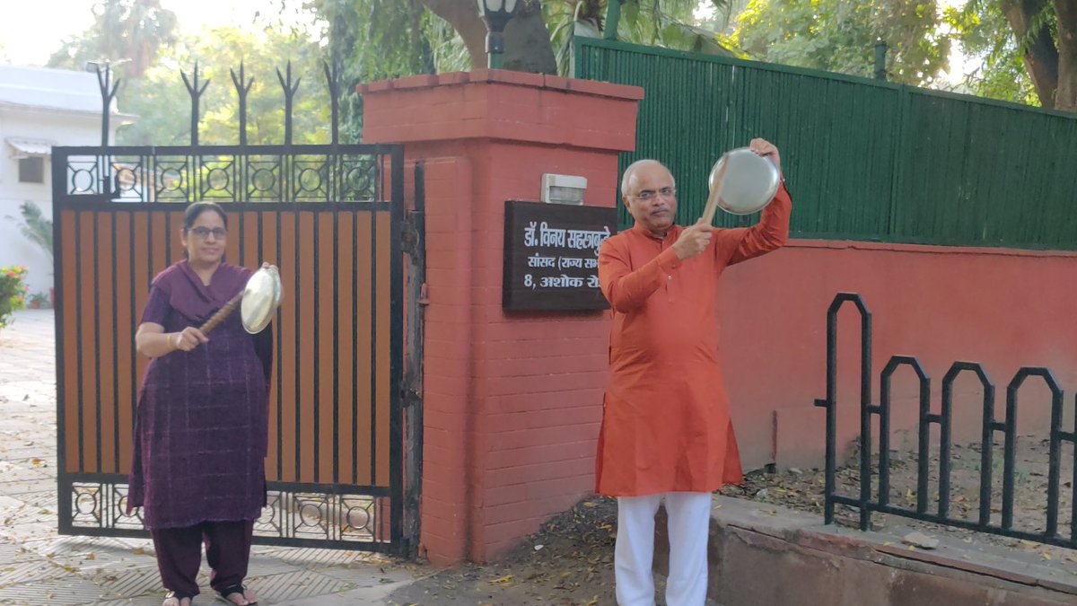 Vinay1011's tweet photo. A different thanks giving! In response to the passionate appeal by our PM @narendramodi ji, joined millions of fellow countrymen banging Thalis to express our deep gratitude towards all those who are struggling to fight  Corona Virus. #SteelyResolve indeed ! https://t.co/DA9hRdHhsm