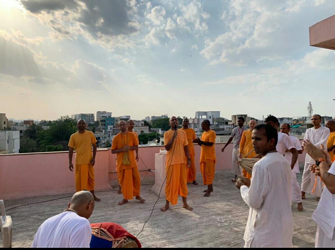 ISKCONNashik's tweet photo. Prayers for all the Bravehearts offering essential services..
#5baje5minute
#ISKCONThanks
#IndiaComeTogether
#PrayersForCoronaFreeWorld https://t.co/Lo2y6XAK0D