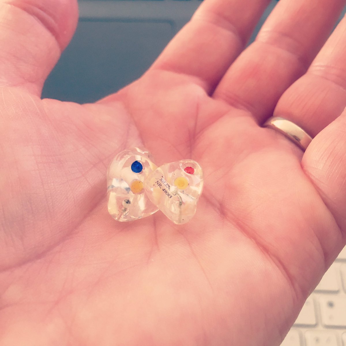 Thuiswerken aan m’n thuiswerktafeltje in de woonkamer; liever dan boven alleen in ‘n kamertje. Heb nu m’n oordoppen in. Man en zonen kunnen weer coronadiscussies voeren zonder dat ik gillend gek word #thuiswerktip #irritatiedemping #weerinmijnbubbel