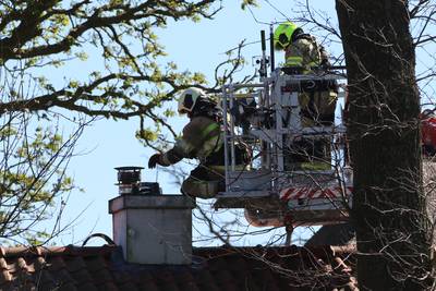 Brandweerman onwel tijdens blussen van schoorsteenbrand in Lunteren ..