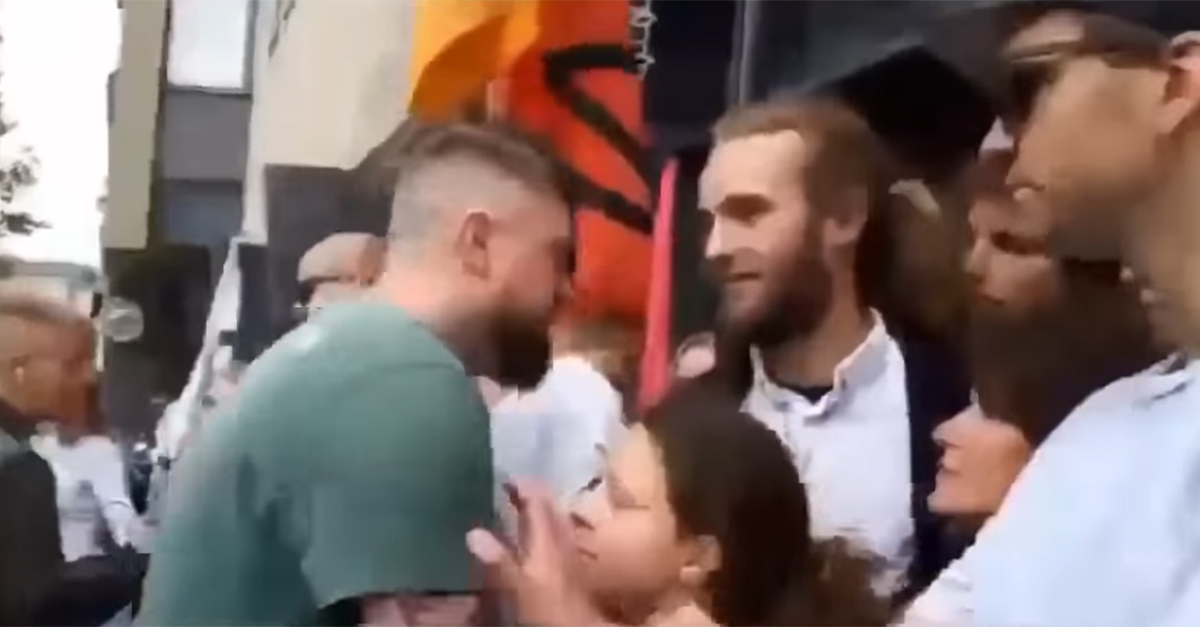mojvideo's tweet photo. Vegani protestirali pred McDonaldsom https://t.co/xIisyku7Zp https://t.co/8cWYgta95M