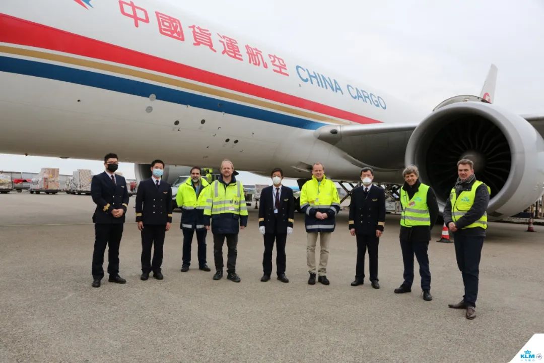 PRCAmbNL's tweet photo. China stands with Netherlands! More donations of 150,000 masks and 100,000 gloves from @KLM's partners, @chinaeasternair and @CSAIRGlobal, arrived at Schiphol. With the words: "every cloud has a silver lining"&amp; "Holland, be strong. Take care from China".https://t.co/Cbt5nBMsSg https://t.co/HGR8SPVufC