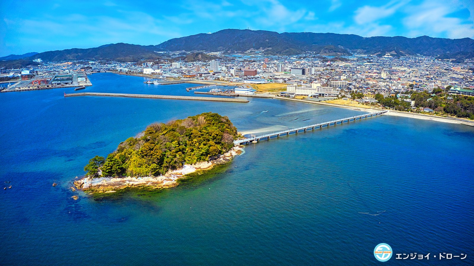 エンジョイドローン 大阪 愛知県蒲郡市の 竹島 をドローン空撮 長さ387メートルの橋 国の天然記念物に指定されている 蒲郡のシンボル 竹島 島の中央部には日本七弁財天のひとつである 八百富神社 があります 近くに露天風呂があるので時間 エンジョイドローン 大阪 愛知県蒲郡市の 竹島 をドローン空撮 長さ387メートルの橋 国の天然記念物に指定されている 蒲郡のシンボル 竹島 島の中央部には日本七弁財天のひとつである 八百富神社 があります 近くに露天風呂があるので時間
