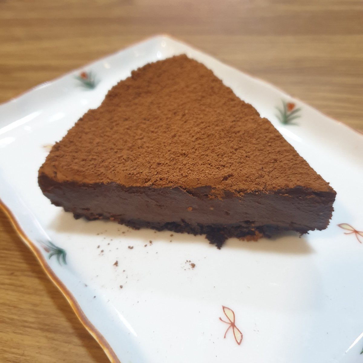 chohaeeun's tweet image. ช้านลองทำแล้ว ช็อกโกแลตมูสเค้ก (แอบหย่อนครีมชีสลงไปด้วย5555) อร่อยโคตร ตรงฐานแอบโกงด้วยการใช้บราวนี่กรอบที่เหลือแทนโอริโอ้ (ใครจะไปซื้อที่เสเว่นวะ!?!? ไม่อุดหนุนเจ้าสัว!) เด่ดมาก