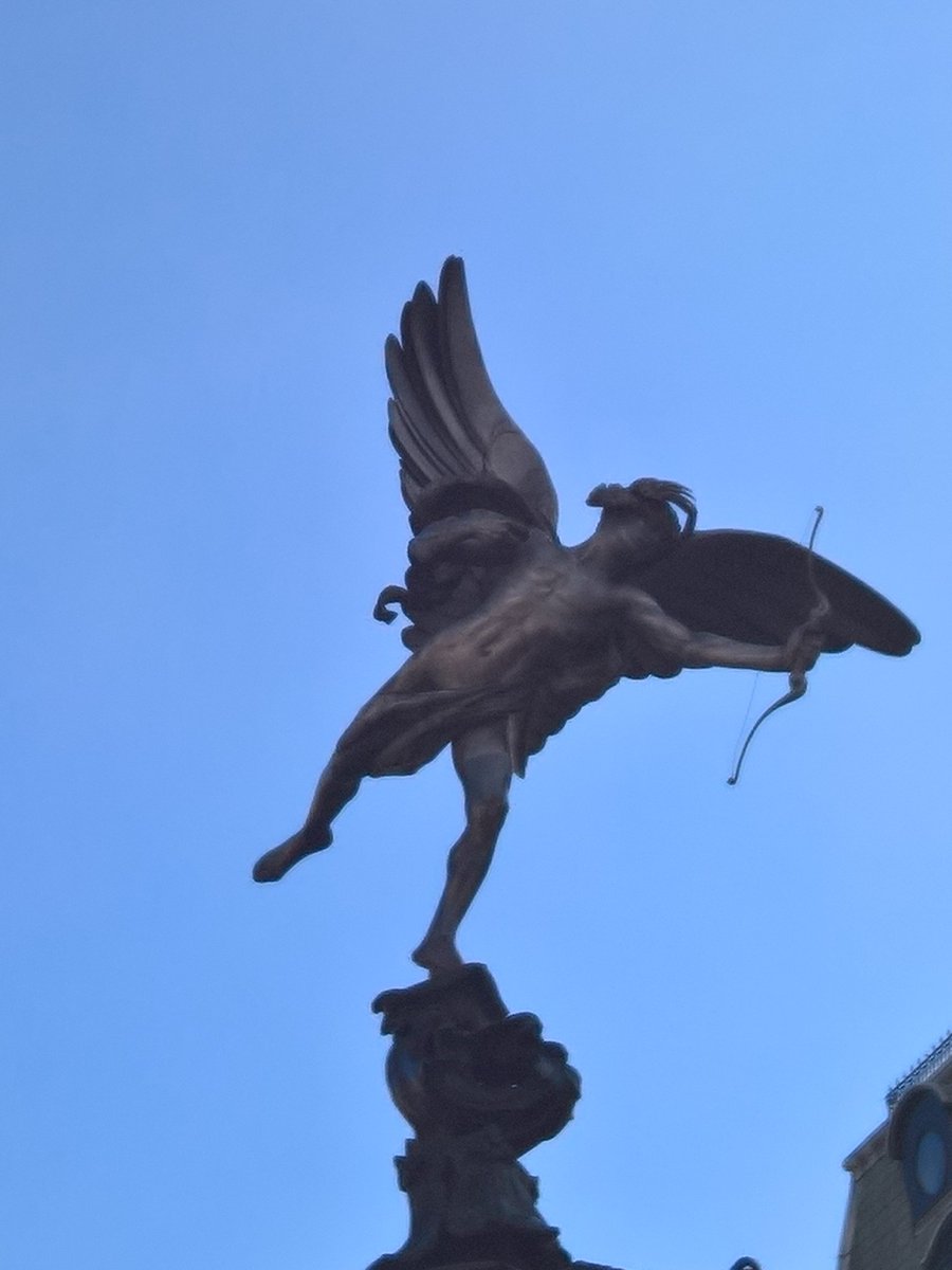 2inAlphaFlame's tweet photo. Only me and this guy in the city. https://t.co/Q1MwPYj1jP