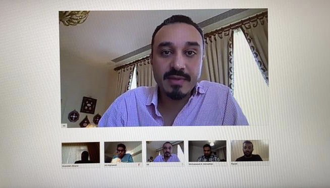 SaudiEmbassyUK's tweet photo. عقد سمو السفير خالد بن بندر اجتماعا عن بُعد مع الملحق الثقافي المكلف ورؤساء الأندية الطلابية، لتباحث ما يواجهه ابناءنا المواطنين في شتى المدن في بريطانيا. مشيدا بجهودهم وتكاتفهم في ظل هذه الأزمة. وحثهم بالالتزام بما يصدر من توجيهات وارشادات. 

#فخورين_فيكم 
#كلنا_مسؤول https://t.co/iOewWxnP3O