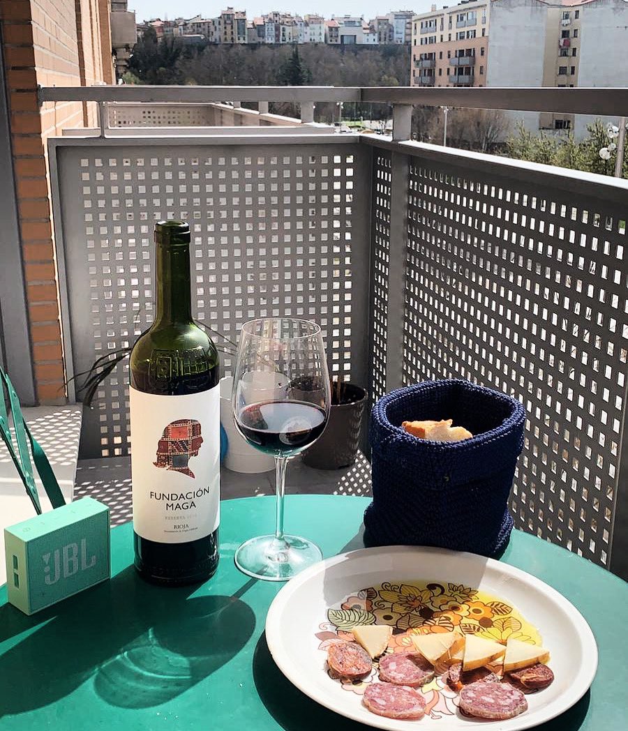FundacionMAGA's tweet photo. Un aperitivo así hace que estos días sean más llevaderos. Estas copas de #vino Maga nos hacen sentiros más cerca.
Únete a los aperitivos MAGA y compártelos con nosotros 🍷🍷, harán que las distancias se acorten.
Estéis donde estéis, es hora de estar más unidos que nunca. 🌎 🤝 https://t.co/1rPJUl48Sb