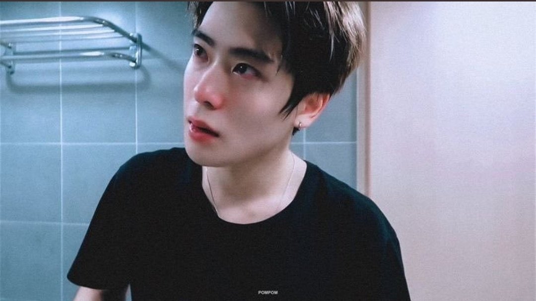 ‘เเจน จู๊กเจ่บ’

“คัยเเกล้งจู๊ก”

‘ฮึก มั่ยยู้ ยุดีๆ ก้อมีคนมาชนจู๊ก ย้มดังตึง! เยย’

“จู๊กมั่ยย้อง เเจน ฮึก จะย้องห้ายตามเเย้ว เดี๋ยวเเจนไปจัดกานหั้ยนะ จะตีเพี๊ยะๆ เยยนะ ฮืออ”

‘เเจนมั่ยย้อง จู๊กเงียบเเย้ว เเจนมั่ยย้อง ฮืออ’