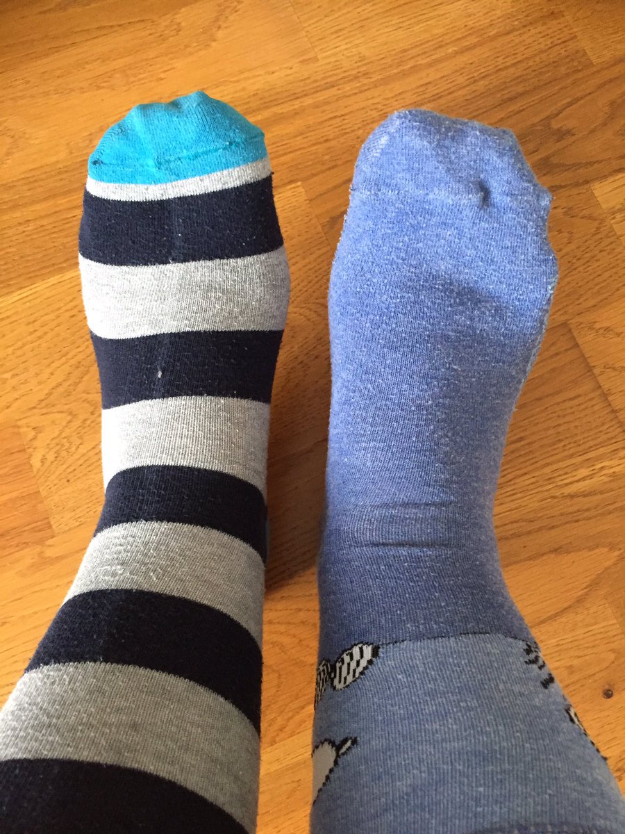 LaurBeauvallet's tweet photo. Même les pieds sont confinés 😂#journeemondialedelatrisomie21 ! #chaussettesdepareillees🧦. Et hop! 1📸=3€ reversés à l’Esat SAT trisomie 21 par #AXAAtoutCoeur #oddsocks #ouialadifference! https://t.co/yaGxQE3nru