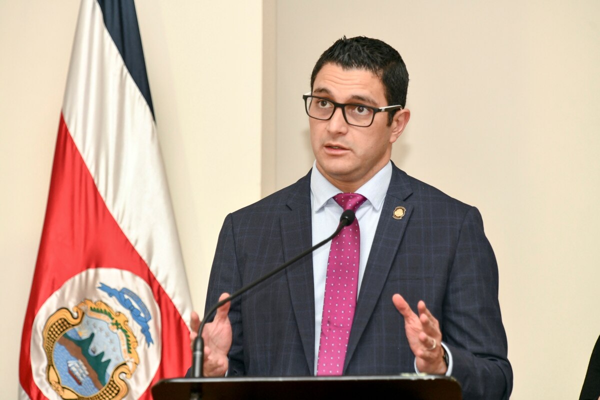 nacion's tweet photo. Daniel Salas: El médico que desde 2009 nos pide lavarnos las manos y hoy comanda la batalla contra covid-19 https://t.co/EDJ3cfjTmi https://t.co/OUAs7m9UAI