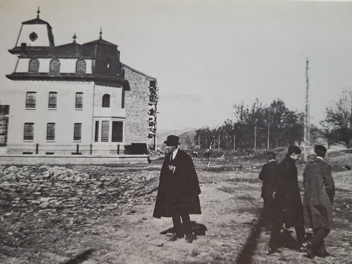 ExtramurosP's tweet photo. #ARCHIVO Aquí se puede ver el proceso de construcción y el primero aspecto de lo que hoy llamamos "Nuevo Ensanche". Casa Martinicorena, 1923.
#NTM20webdocs #quickfacts https://t.co/k81xE2dRGv