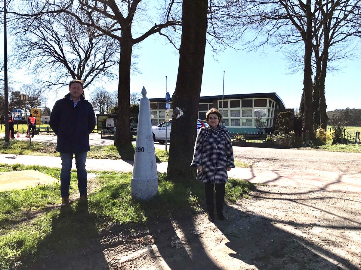 Respecteer de grens! Zo klinkt de warme oproep van burgemeester Bob Nijs van Lommel en Arinda Callewaert-de Groot van Bergeijk. De grenzen zijn sinds 20 maart afgesloten voor alle niet-essentiële verplaatsingen. De politie voert daarom grenscontroles uit bit.ly/397bTff