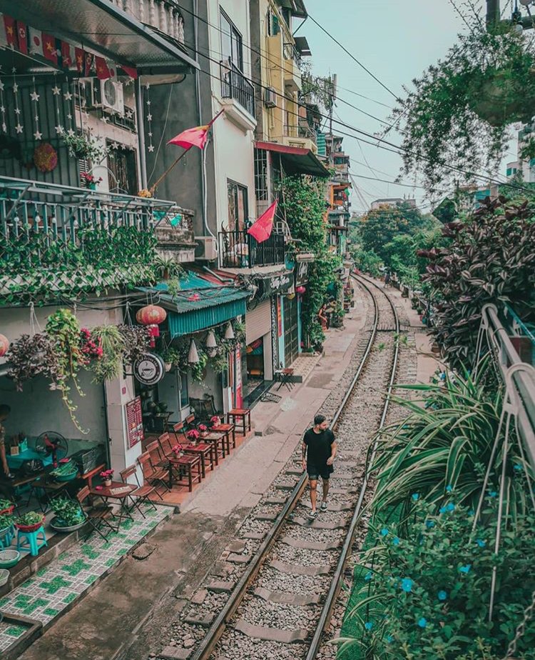 Explore Hanoi's beautiful streets with Camp Vietnam, whether you're a solo traveller or a group traveller, Camp really brings it all😍 hubs.ly/H0nKL8K0