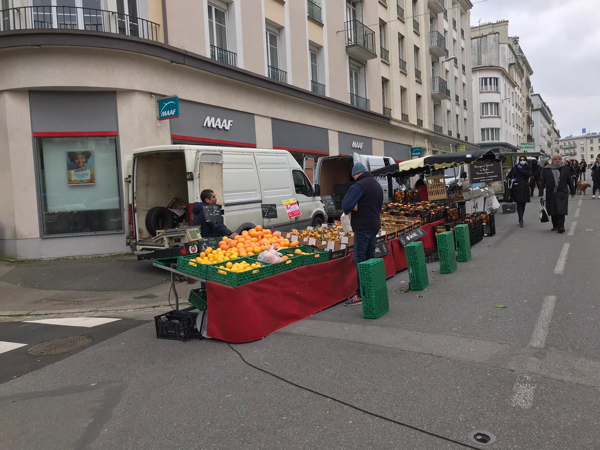 FCuillandre's tweet photo. "Après avoir présidé, comme chaque jour, la cellule de crise, je suis venu sur le marché de Saint Louis pour vérifier le respect des consignes sanitaires.
En dehors de vos besoins alimentaires, restez confinés." https://t.co/T9MvLB0IWf