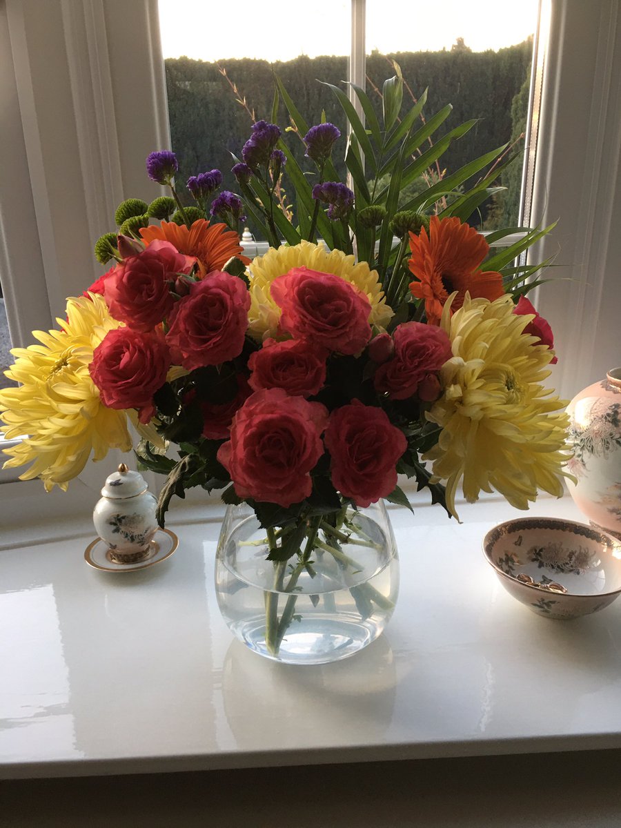 KnellDennis's tweet photo. Lovely gesture from @tesco Cirencester store handing out bouquets 💐 to NHS mums during there NHS shopping hour this morning. Greatly appreciated 👏👏 https://t.co/SCnqXoo2Om