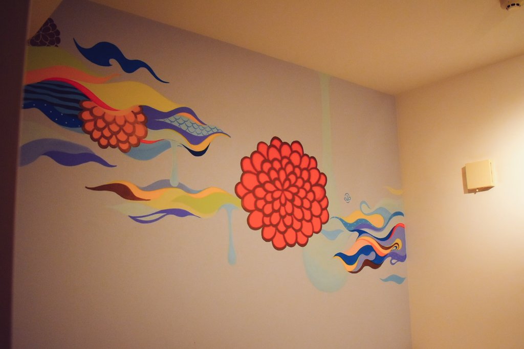 旅するまかろ いつものホテル 今回は直前のトラブルの影響かレディース専用部屋にグレードアップしてくれたのだ 部屋ごとに違う イラストが書いてあって楽しいよ