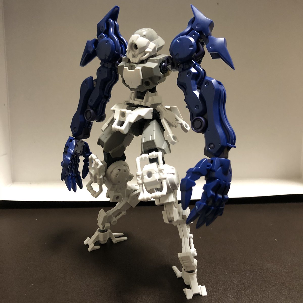 Twitter पर ネイノー３ 一度でもガンプラパイセンのボールジョイントを差し込まれた30mm関節は 拡張されて二度と元の30mmの ボールジョイントでは満足出来なくなってしまう 肩プラプラなので ゾンビ風に改造しますかね 3 30mm ガンプラ T